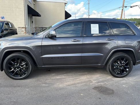 Used 2018 Jeep Grand Cherokee Altitude RWD image 2
