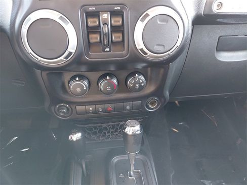 Used 2018 Jeep Wrangler Unlimited Sahara image 29