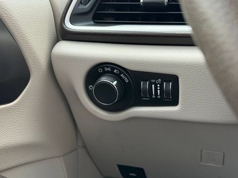Used 2017 Chrysler Pacifica Touring FWD image 17