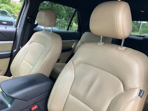 Used 2017 Ford Explorer XLT w/ Equipment Group 202A AWD/4WD image 9