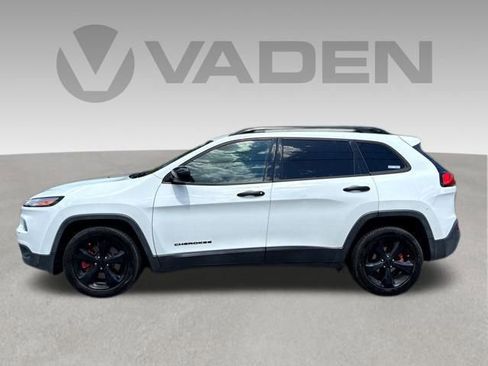 Used 2018 Jeep Cherokee Latitude w/ Altitude Package FWD image 11