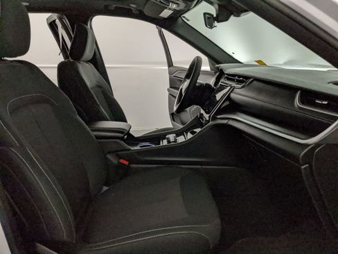 Used 2025 Jeep Grand Cherokee Laredo X image 19