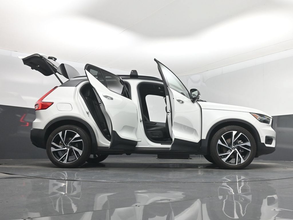 Used 2022 Volvo XC40 T5 R-Design AWD/4WD image 7