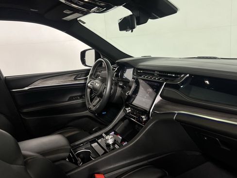 Used 2022 Jeep Grand Cherokee Overland w/ Advanced Protech Group III image 34