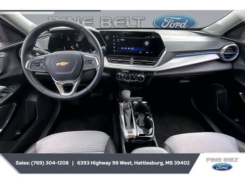 Used 2025 Chevrolet Trax LT w/ LT Convenience Package FWD image 13
