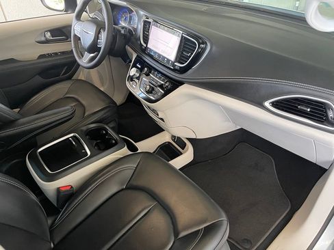 Used 2023 Chrysler Pacifica Touring-L FWD image 18