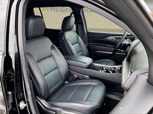 Used 2025 Chevrolet Traverse LT image 32