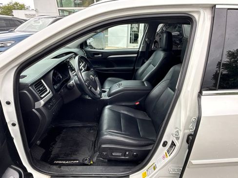 Used 2018 Toyota Highlander XLE AWD/4WD image 11