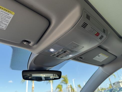 Used 2024 Volkswagen Taos SE w/ Panoramic Sunroof Package FWD image 30