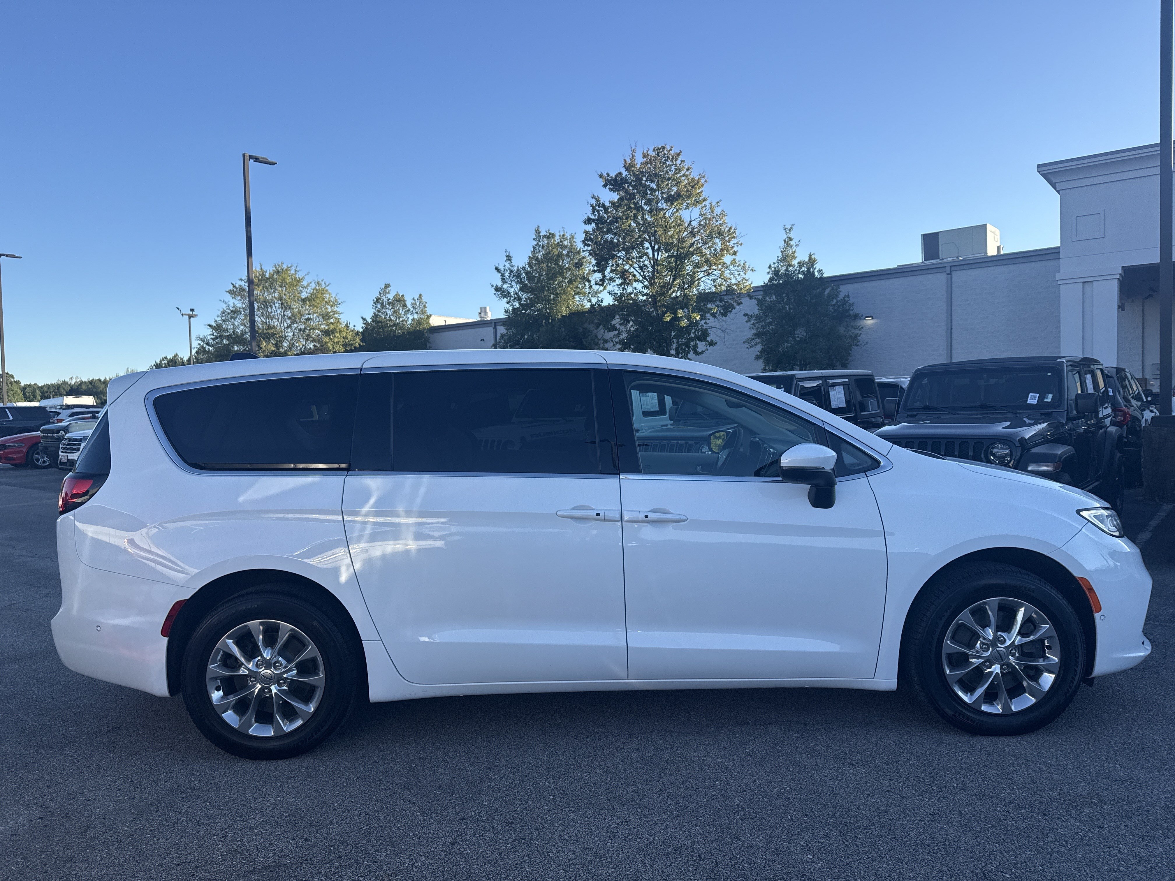 Used 2023 Chrysler Pacifica Touring-L w/ Uconnect Theater Family Group AWD/4WD image 8
