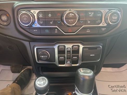 Used 2022 Jeep Wrangler Unlimited Sahara w/ Cold Weather Group AWD/4WD image 13