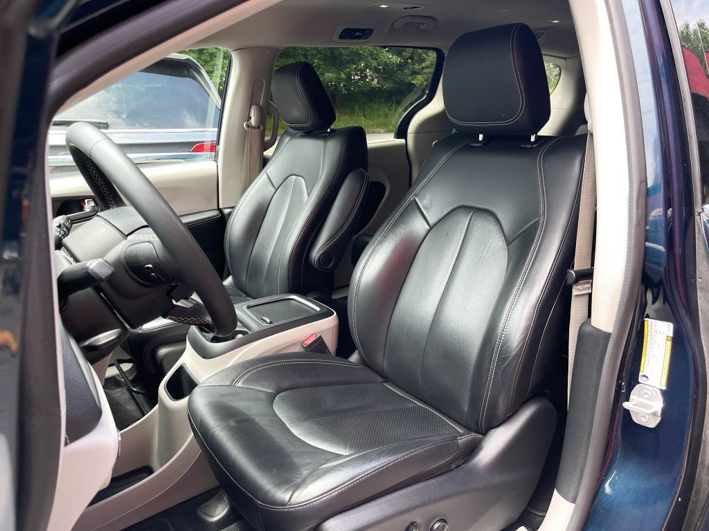 Used 2022 Chrysler Pacifica Touring-L FWD image 17