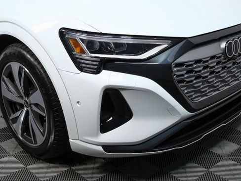 Used 2024 Audi Q8 e-tron Premium Plus image 38