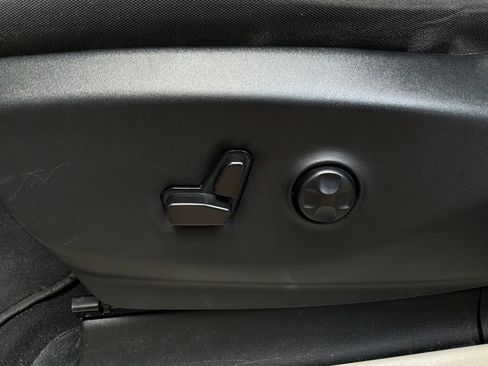 Used 2023 Chrysler Voyager LX FWD image 11