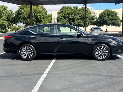 Used 2025 Nissan Altima 2.5 SV FWD image 10
