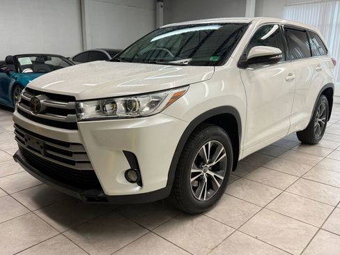 Used 2017 Toyota Highlander Plus image 3