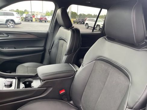 Used 2025 Jeep Grand Cherokee Altitude RWD image 8