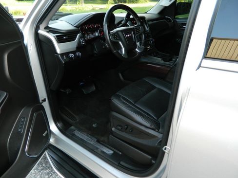 Used 2016 GMC Yukon XL SLT w/ Open Road Package AWD/4WD image 13