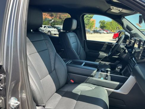 Used 2025 Toyota Tundra Limited AWD/4WD image 21