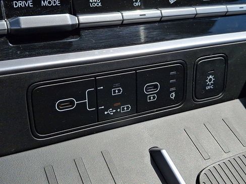 Used 2025 Hyundai Santa Fe Limited AWD/4WD image 25