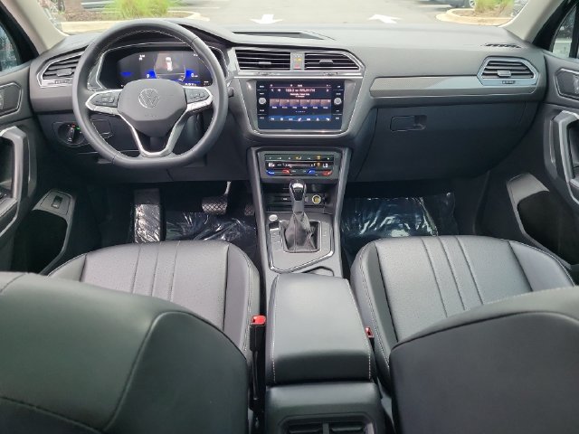 Used 2024 Volkswagen Tiguan SE w/ Panoramic Sunroof Package FWD image 13