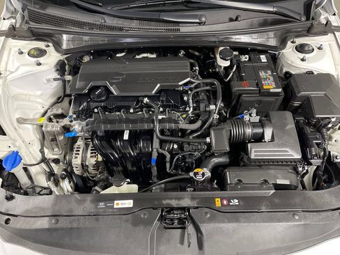 Certified 2025 Hyundai Elantra SEL FWD image 9