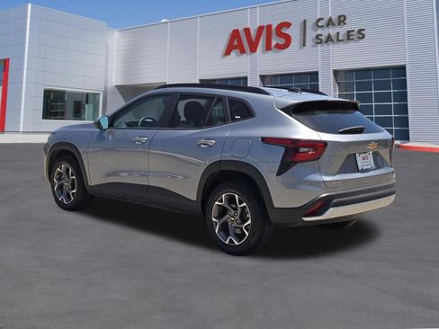 Used 2025 Chevrolet Trax LT w/ LT Convenience Package FWD image 9
