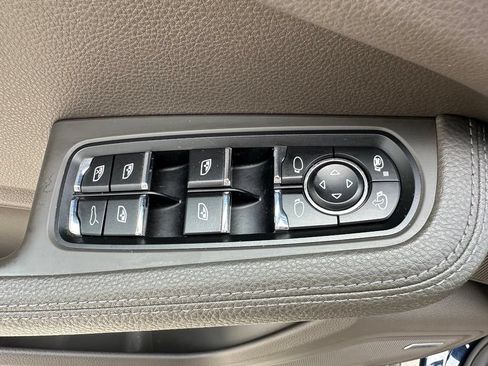 Certified 2018 Porsche Macan AWD/4WD image 17