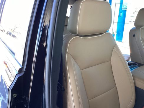 Used 2024 Chevrolet Suburban Premier image 18