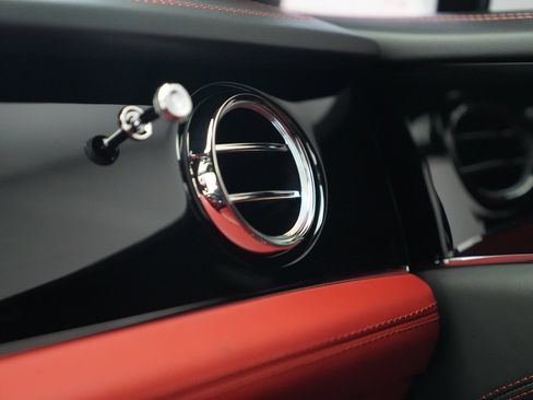 Used 2022 Bentley Bentayga V8 image 18