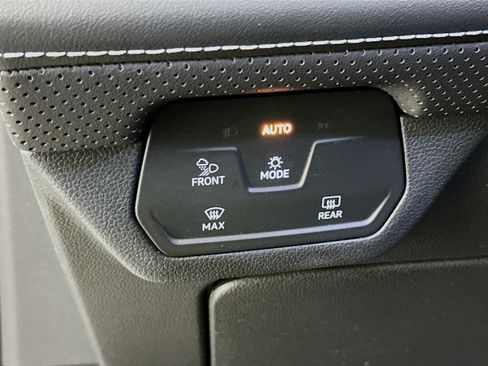 Used 2025 Volkswagen Atlas SE image 17