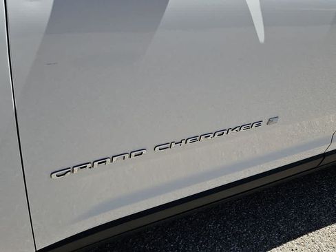 Used 2024 Jeep Grand Cherokee Laredo AWD/4WD image 12