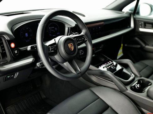 Certified 2025 Porsche Cayenne AWD/4WD image 4