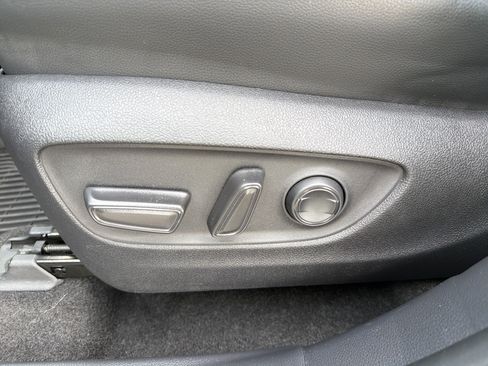 Used 2023 Toyota Highlander XLE AWD/4WD image 10