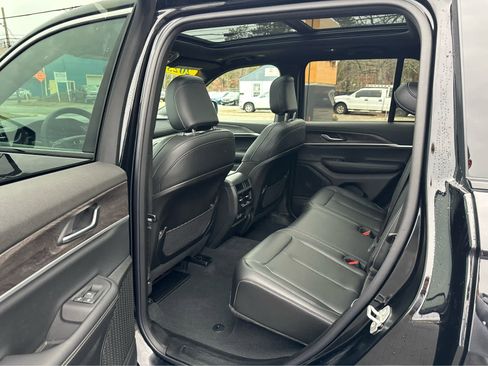 Used 2025 Jeep Grand Cherokee Limited image 19