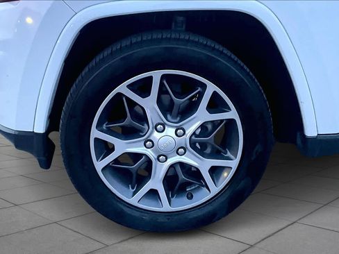 Used 2018 Jeep Grand Cherokee Limited image 10