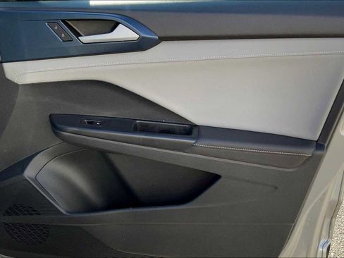 Used 2024 Volkswagen Taos SE image 21