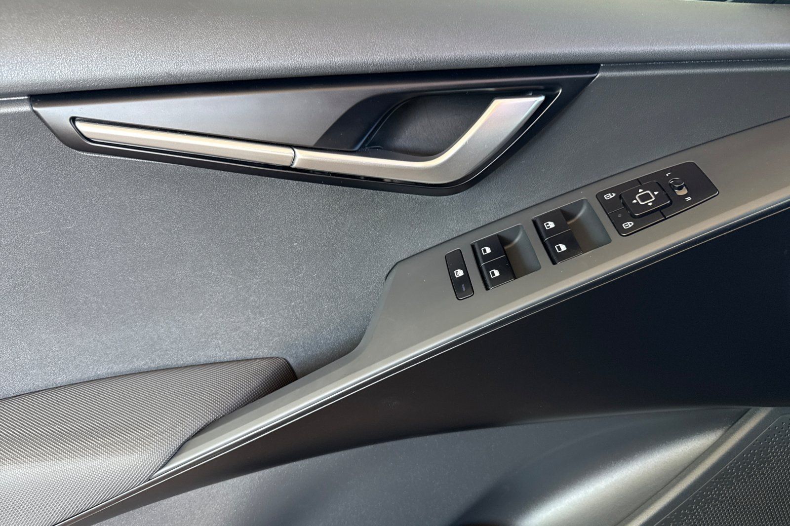 Used 2025 Kia Niro LX FWD image 11