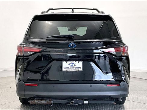 Used 2022 Toyota Sienna XLE Woodland Edition AWD/4WD image 4
