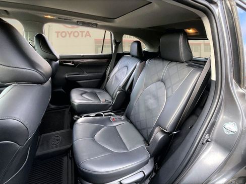 Used 2023 Toyota Highlander Platinum image 24