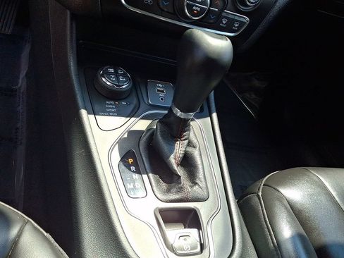 Used 2020 Jeep Cherokee Trailhawk w/ Cold Weather Group AWD/4WD image 23