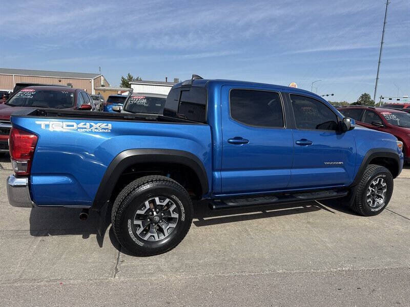 Used 2017 Toyota Tacoma TRD Off-Road w/ Tow Package AWD/4WD image 9