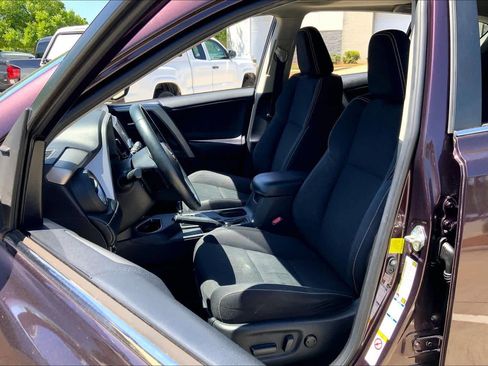 Used 2018 Toyota RAV4 XLE AWD/4WD image 8
