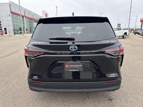 Certified 2024 Toyota Sienna XLE image 10