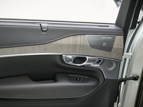 Certified 2023 Volvo XC90 T8 Ultimate w/ Lounge Package image 16