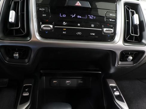 Used 2022 Kia Sorento S w/ Panoramic Sunroof Package FWD image 11