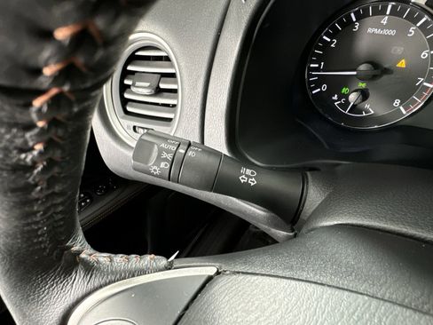 Used 2020 Nissan Pathfinder SL image 16