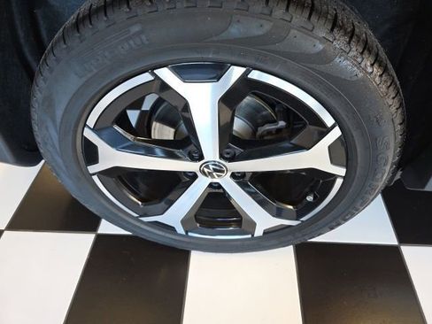 Certified 2025 Volkswagen Tiguan SE image 29