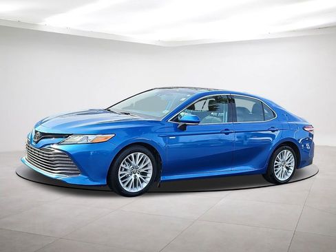 Used 2020 Toyota Camry XLE image 3