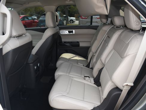 Used 2020 Ford Explorer Platinum w/ Premium Technology Package image 17